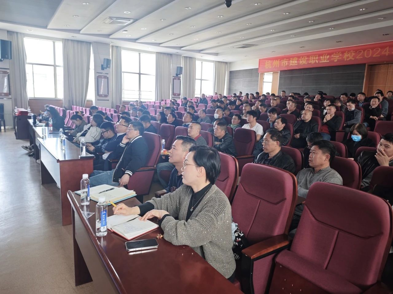 向光而行，再啟新程 | 南鴻裝飾3月項目經理會議暨最美家人表彰大會圓滿舉行
