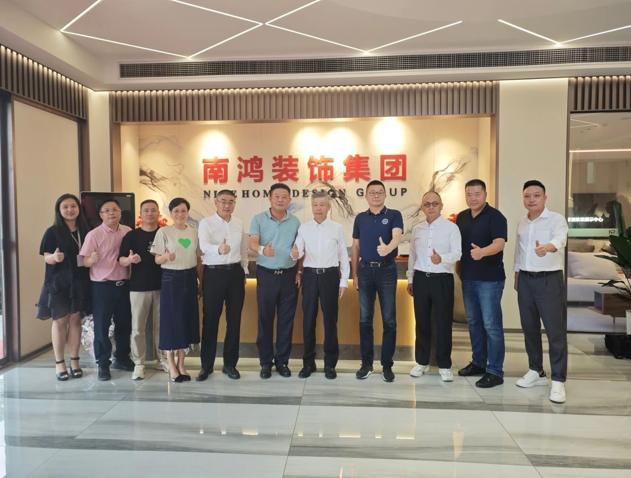 熱烈歡迎全聯(lián)家具裝飾業(yè)商會、敏華控股集團一行蒞臨南鴻裝飾參觀指導